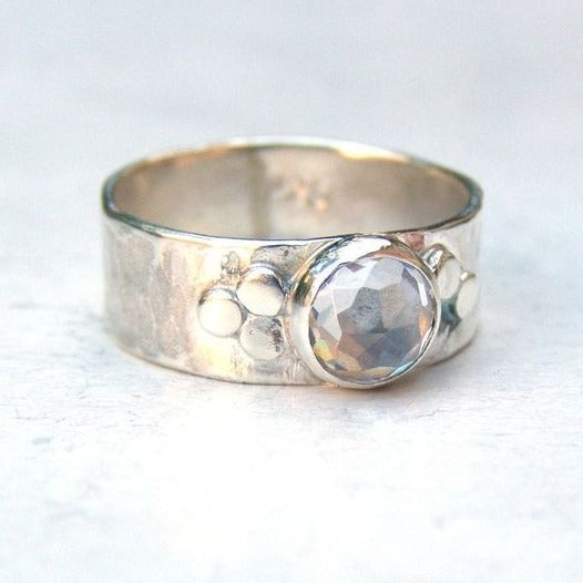 Bague en argent à pierres incrustées vintage
