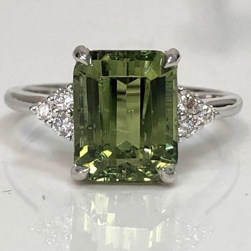 Bague en argent carré en cristal vert vintage