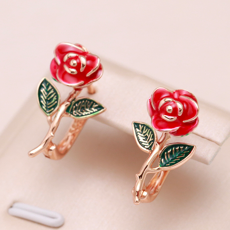 Boucles d'oreilles élégantes peintes à la main avec des roses en or