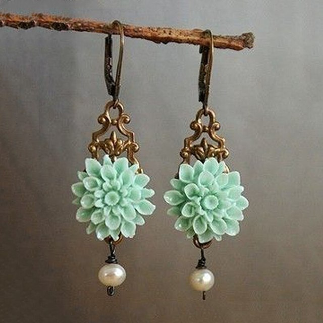 Boucles d'oreilles bohèmes avec fleur en turquoise et perle