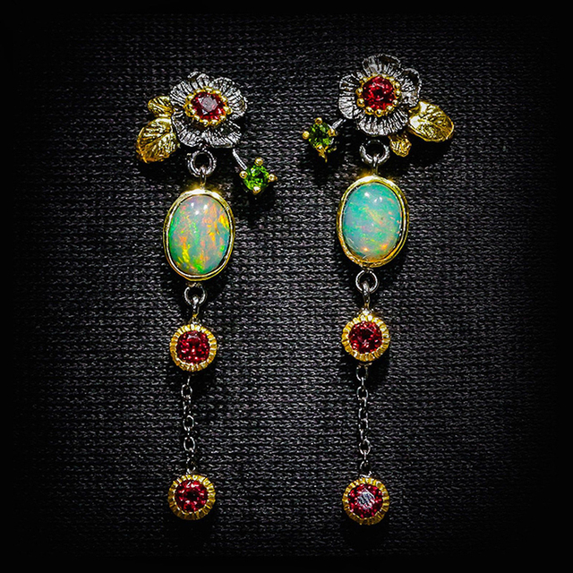 Boucles d'oreilles bohèmes avec opale et zirconia rouge