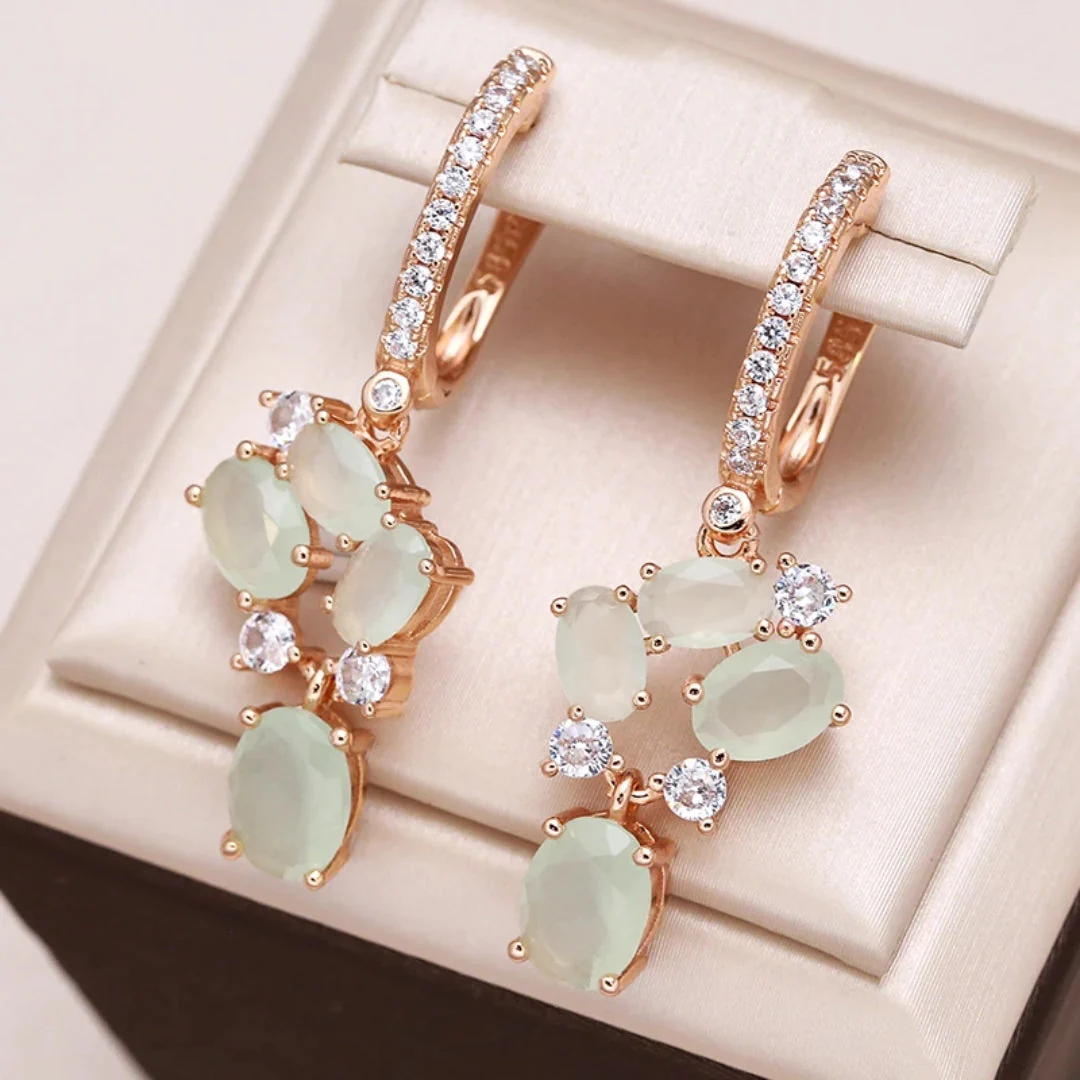 Boucles d'oreilles élégantes en cristal vert avec finition en or