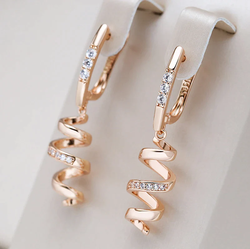 Boucles d'oreilles en zirconium torsadé élégantes en or