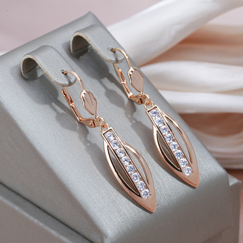 Boucles d'oreilles élégantes en zirconium pointu et or