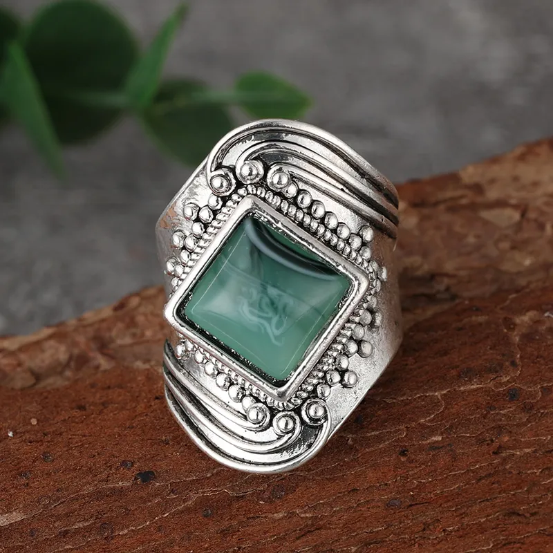 Bague en pierre verte vintage