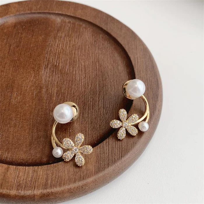 Boucles d'oreilles perlées élégantes et lumineuses avec fleurs