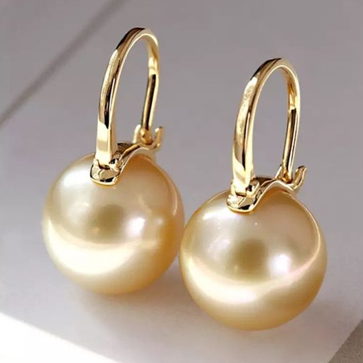 Boucles d'oreilles élégantes en perles dorées
