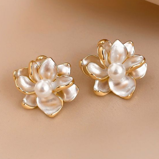 Boucles d'oreilles élégantes en émail blanc avec perles en forme de fleur