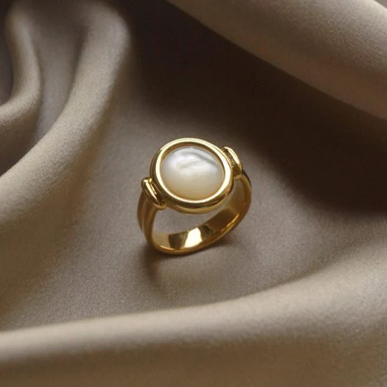 Bague élégante en or incrustée de perles