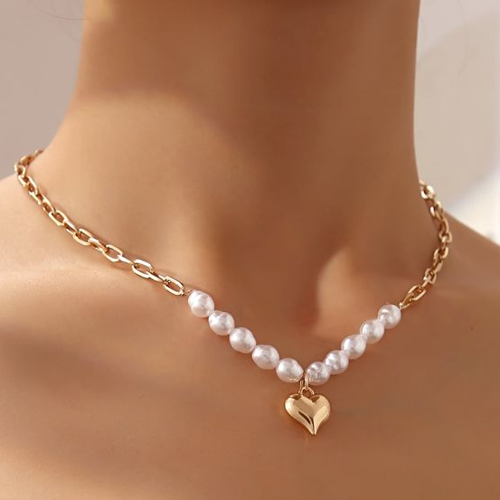 Collier en perles avec cœur doré élégant