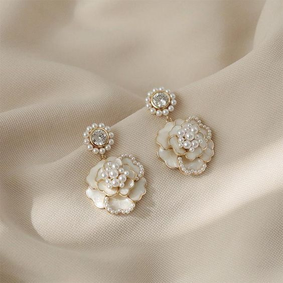 Boucles d'oreilles élégantes en perles de fleur blanche