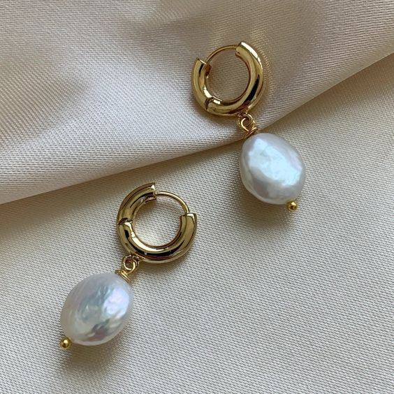 Boucles d'oreilles élégantes en baroque perlée dorée