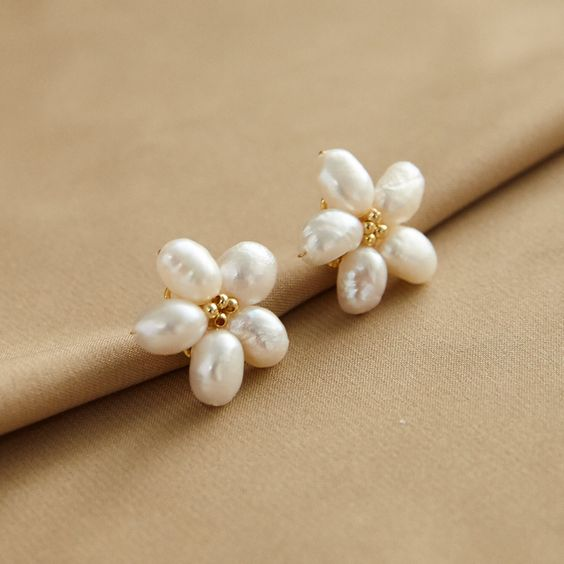 Boucles d'oreilles élégantes en perle de pétale blanche