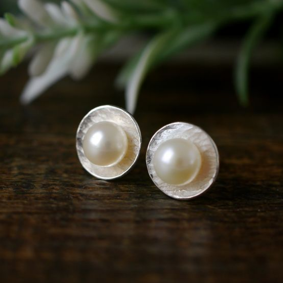 Boucles d'oreilles élégantes en perles lunaires