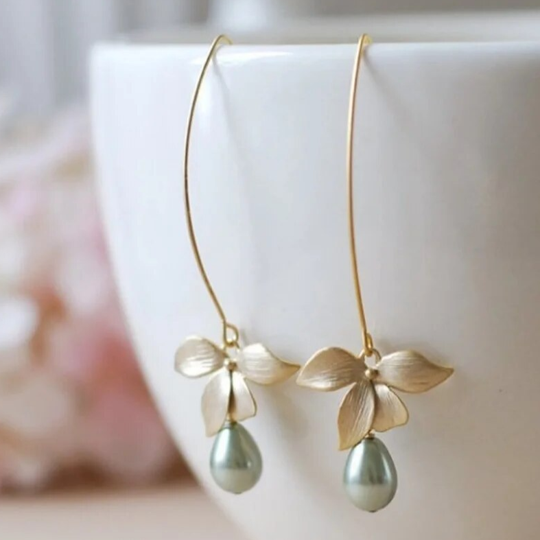 Boucles d'oreilles pendantes elegantes avec perles d'olives