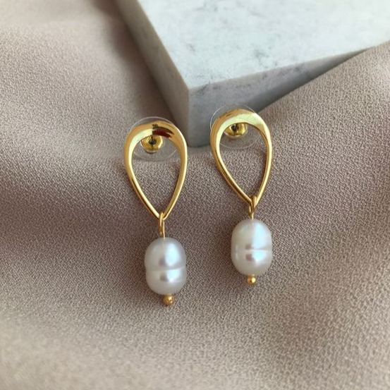 Boucles d'oreilles élégantes en or avec perles creuses