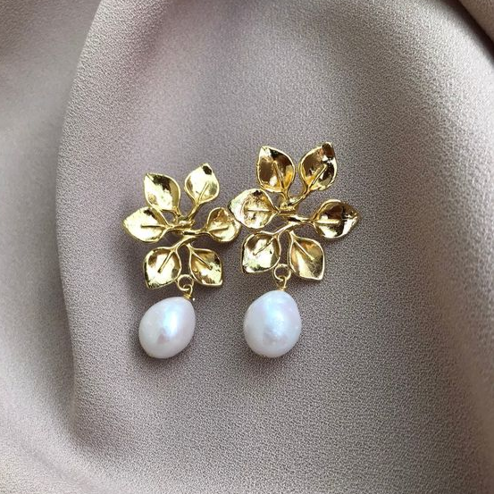 Boucles d'oreilles élégantes en or perlé brillant feuille lumineuse