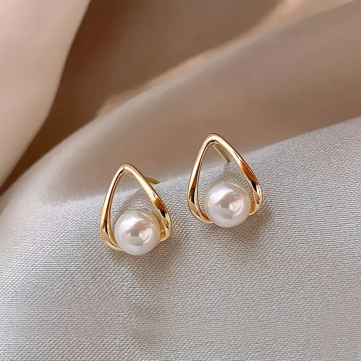 Boucles d'oreilles élégantes en forme de triangle creux avec perles