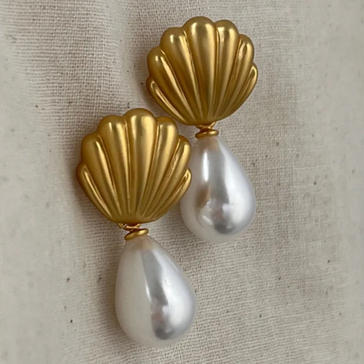 Boucles d'oreilles élégantes en coquille d'or et perle