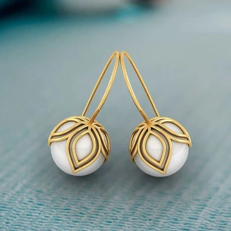 Boucles d'oreilles élégantes en perles blanches et or