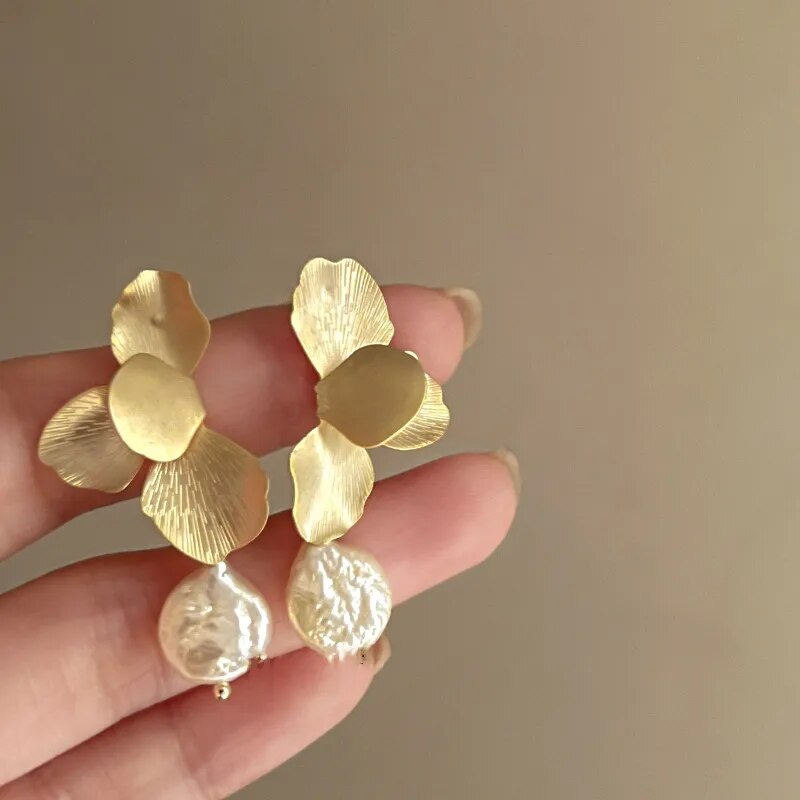 Boucles d'oreilles élégantes en perles baroques à pétales dorés