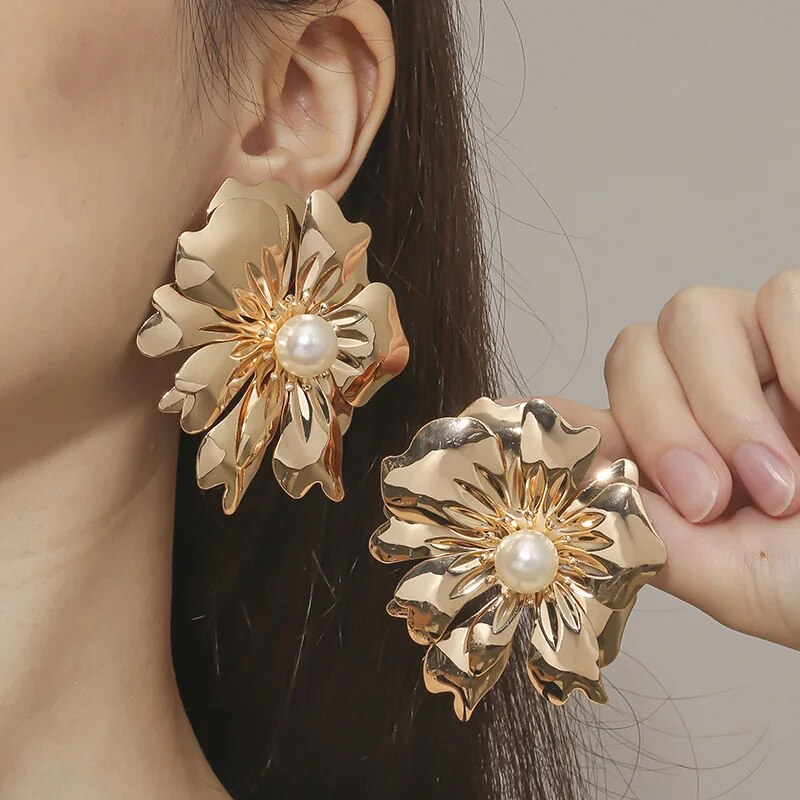 Boucles d'oreilles élégantes en perles de fleur dorée