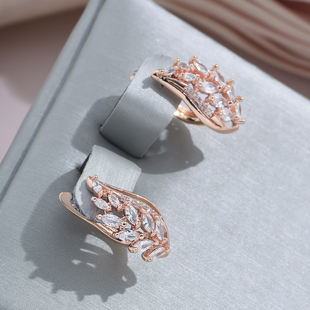 Boucles d'oreilles élégantes en or brillante avec motif de vigne