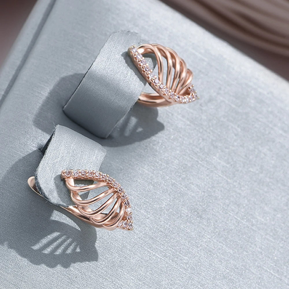 Boucles d'oreilles élégantes en or avec ailes brillantes