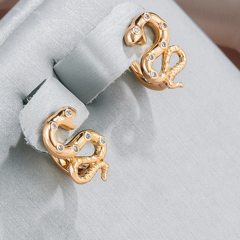 Boucles d'oreilles élégantes en or avec serpent et zirconium