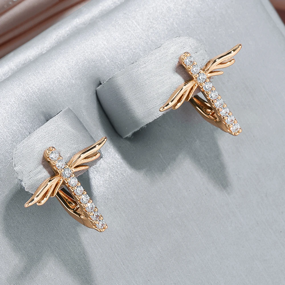 Boucles d'oreilles élégantes en or brillant avec libellule