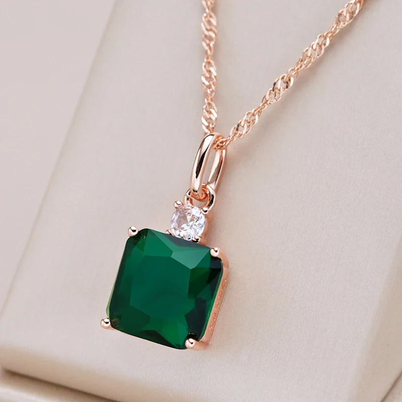 Collier Élégant en Cristal Vert Cubique