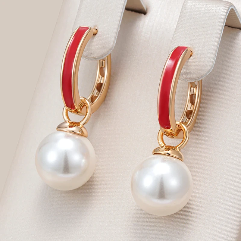 Boucles d'oreilles élégantes en émail rouge et perles