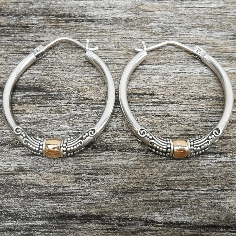 Boucles d'oreilles créoles anciennes en argent avec motif gravé