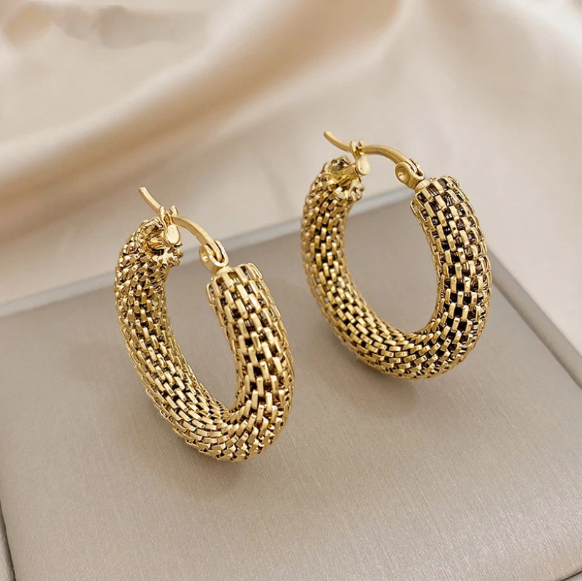 Boucles d'oreilles.Hoogamp en maille dorée élégante