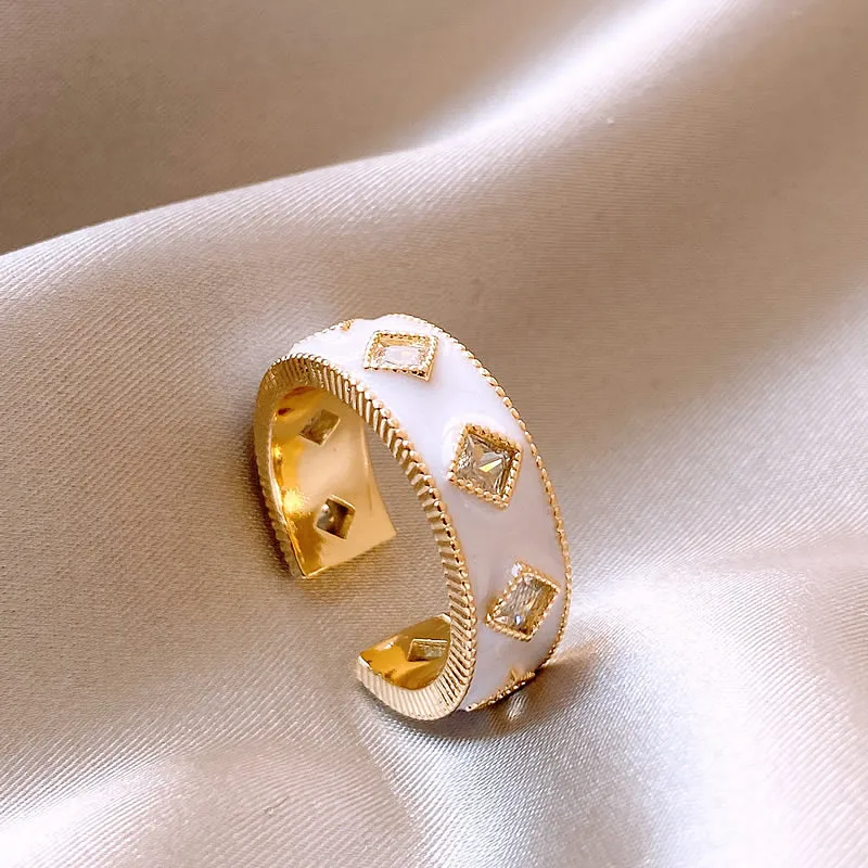Bague en or avec émail blanc élégante