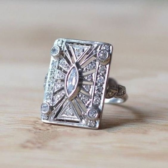 Bague Carrée en Argent Vintage Lumineuse