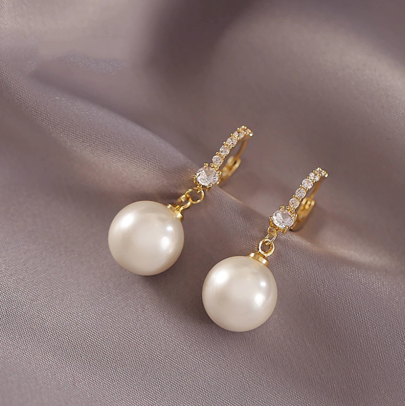 Boucles d'oreilles élégantes en zirconium et perles dorées