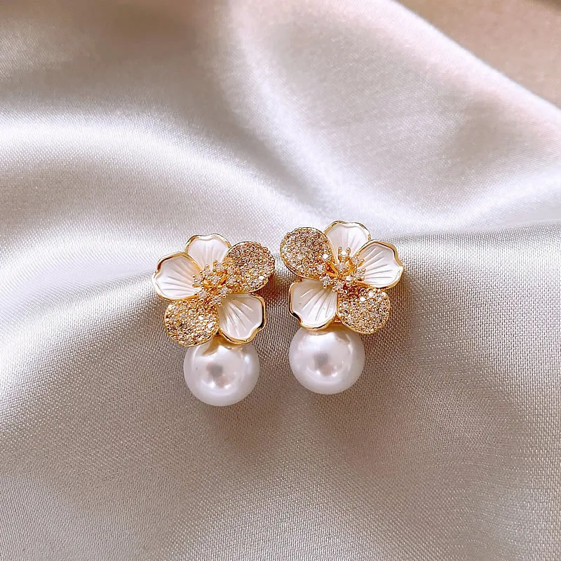 Boucles d'oreilles élégantes fleurs et perles lumineuses