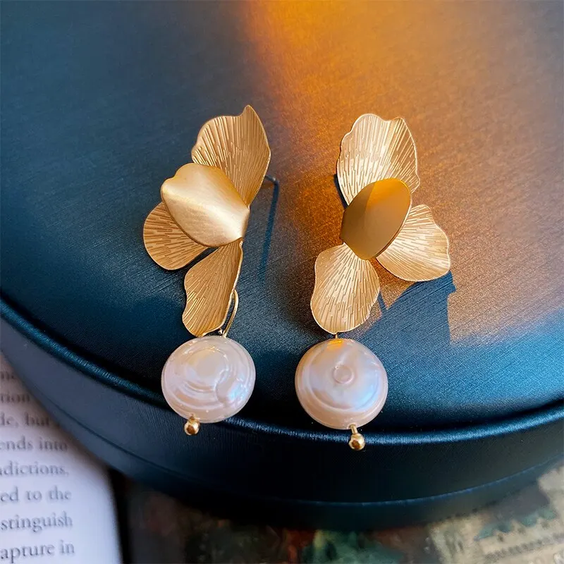 Boucles d'oreilles élégantes en perles de pétale doré