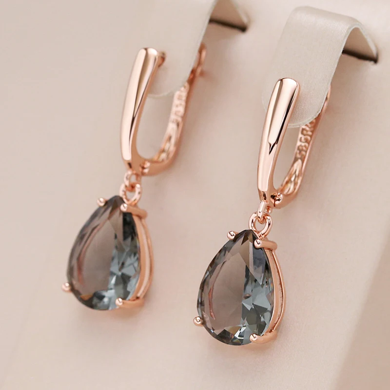 Boucles d'oreilles élégantes en cristal suspendu et or