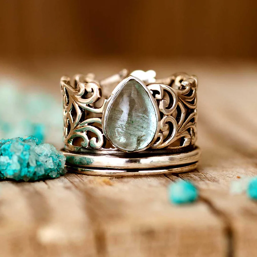 Bague creuse en cristal incrusté vintage