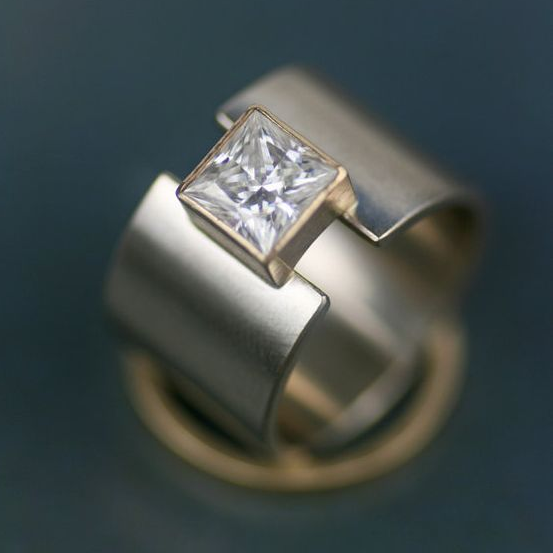 Bague vintage en argent foncé incrustée de zircone cubic