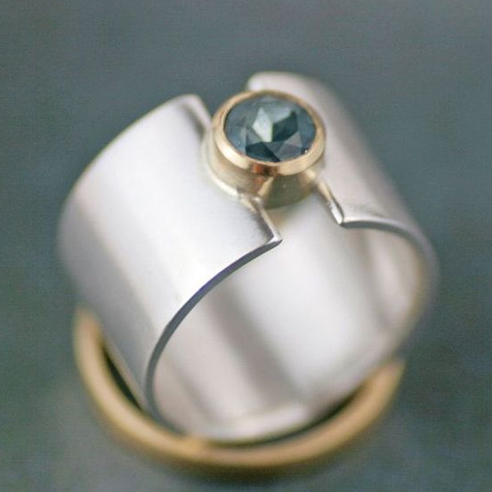 Bague en argent ancienne incrustée de cristal bleu