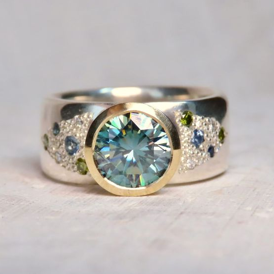 Bague en argent vintage avec zircon bleu vif