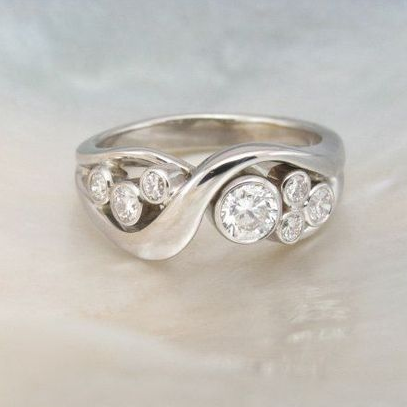 Bague en argent vintage avec zirconium en spirale