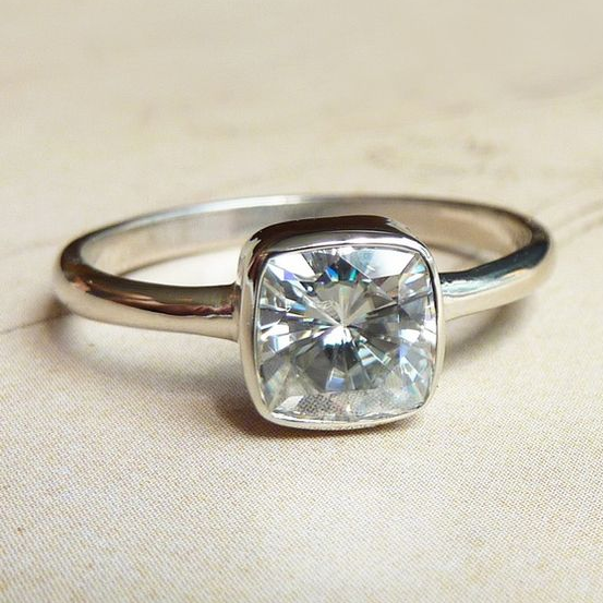 Bague en verre blanc avant située vintage avec incrustations