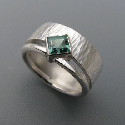 Bague en argent avec incrustation de cristal vert vintage