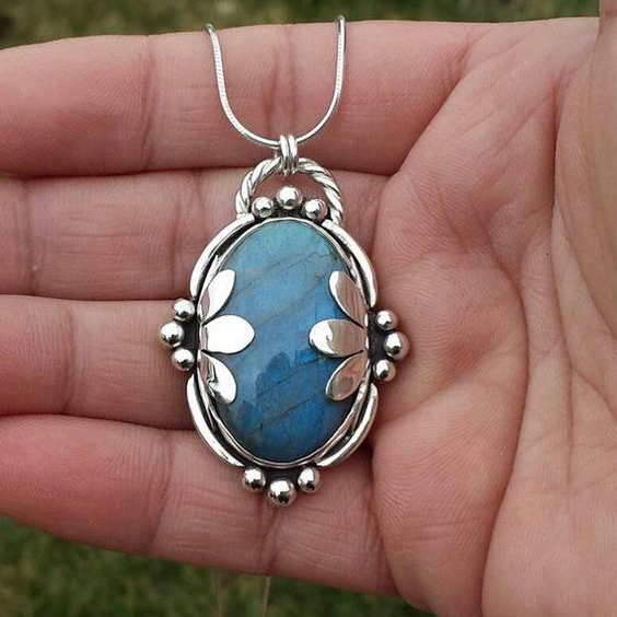 Collier en pierre bleue vintage