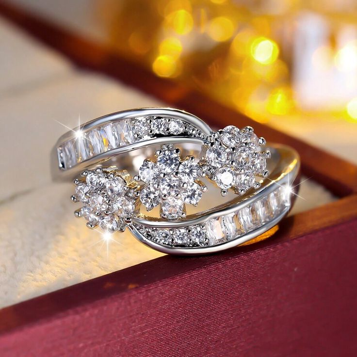 Bague en argent vintage avec zirconias en spirale irrégulière