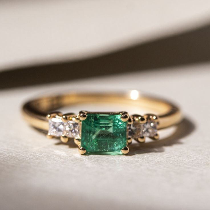 Bague ancienne en verre vert avec zirconium et or